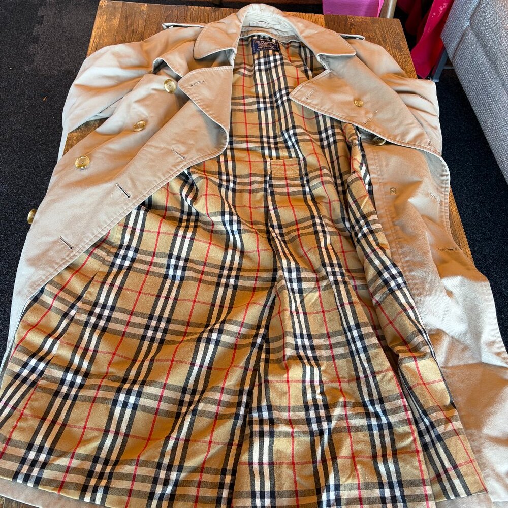 Women's Burberry Trench - Vintage Authentic
